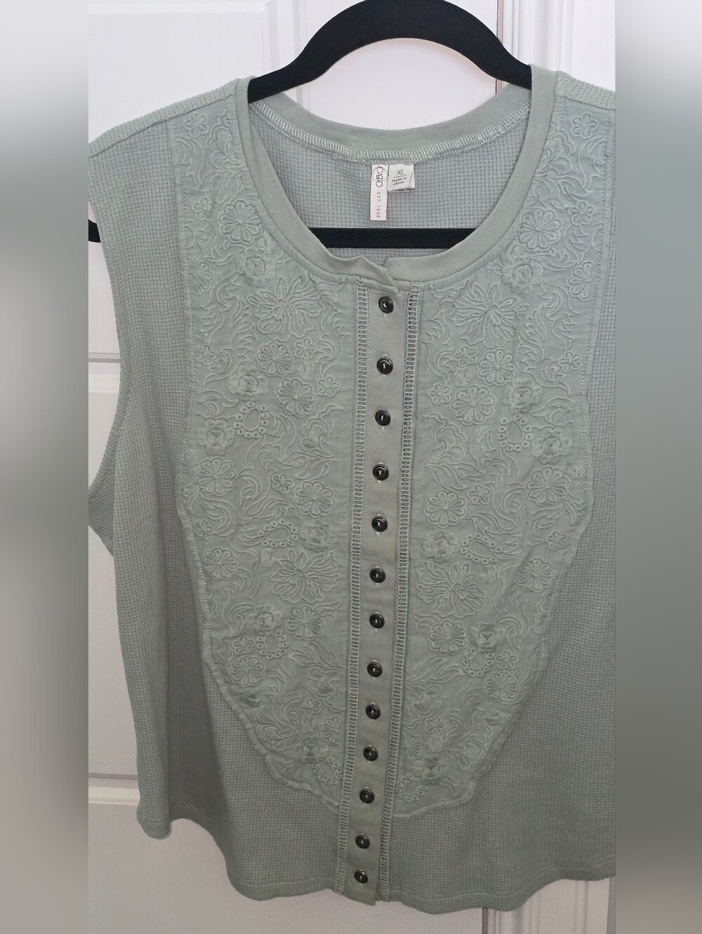 NWOT Women's Embroidered Sleeveless Top - Sage Green Size XL